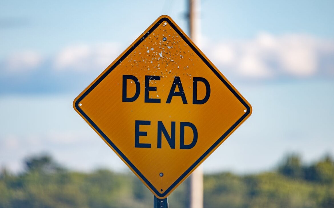 Gelbes Schild mit der Aufschrift Dead End.